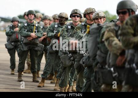 Stati Uniti Paracadutisti dell'esercito con 509a Reggimento di Fanteria, Fort Polk, Louisiana, a bordo di una C-17 Globemaster III dalla base comune Charleston, Carolina del Sud, 22 maggio 2018. Circa 15 C-17 Globemaster III aeromobile da base comune Charleston forniscono supporto airdrop per gli Stati Uniti Esercito 509a del Reggimento di Fanteria, Fort Polk, Louisiana, come parte integrante di una grande disponibilità di formazione esercizio, aria caduta di paracadutisti e apparecchiature critiche per simulare un giunto di immissione forzata del Global Response Force. Foto Stock