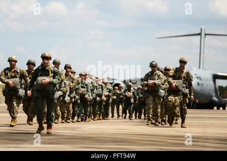 Stati Uniti Paracadutisti dell'esercito con 509a Reggimento di Fanteria, Fort Polk, Louisiana, a bordo di una C-17 Globemaster III dalla base comune Charleston, Carolina del Sud, 22 maggio 2018. Circa 15 C-17 Globemaster III aeromobile da base comune Charleston forniscono supporto airdrop per gli Stati Uniti Esercito 509a del Reggimento di Fanteria, Fort Polk, Louisiana, come parte integrante di una grande disponibilità di formazione esercizio, aria caduta di paracadutisti e apparecchiature critiche per simulare un giunto di immissione forzata del Global Response Force. Foto Stock