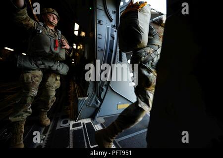 Stati Uniti Paracadutisti dell'esercito con 509a Reggimento di Fanteria, Fort Polk, Louisiana, condurre una static-line Parachute Jump, 22 maggio 2018. Circa 15 C-17 Globemaster III aeromobile da base comune Charleston forniscono supporto airdrop per gli Stati Uniti Esercito 509a del Reggimento di Fanteria, Fort Polk, Louisiana, come parte integrante di una grande disponibilità di formazione esercizio, aria caduta di paracadutisti e apparecchiature critiche per simulare un giunto di immissione forzata del Global Response Force. Foto Stock