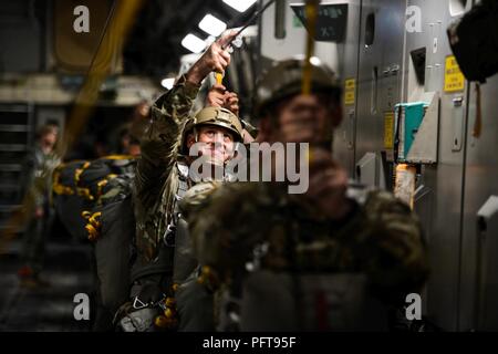 Stati Uniti Paracadutisti dell'esercito con 509a Reggimento di Fanteria, Fort Polk, Louisiana, allegare la loro statico-paracadute di linea prima del salto, 22 maggio 2018. Circa 15 C-17 Globemaster III aeromobile da base comune Charleston forniscono supporto airdrop per gli Stati Uniti Esercito 509a del Reggimento di Fanteria, Fort Polk, Louisiana, come parte integrante di una grande disponibilità di formazione esercizio, aria caduta di paracadutisti e apparecchiature critiche per simulare un giunto di immissione forzata del Global Response Force. Foto Stock