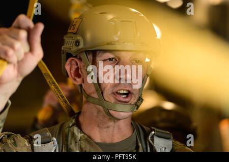 Un U.S. Esercito paratroop leader con 509a Reggimento di Fanteria, Fort Polk, Louisiana, grida fuori i comandi in preparazione per condurre una static-line saltare da una C-17 Globemaster III dalla base comune Charleston, Carolina del Sud, 22 maggio 2018. Circa 15 C-17 Globemaster III aeromobile da base comune Charleston forniscono supporto airdrop per gli Stati Uniti Esercito 509a del Reggimento di Fanteria, Fort Polk, Louisiana, come parte integrante di una grande disponibilità di formazione esercizio, aria caduta di paracadutisti e apparecchiature critiche per simulare un giunto di immissione forzata del Global Response Force. Foto Stock