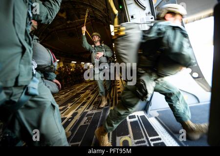 Stati Uniti Paracadutisti dell'esercito con 509a Reggimento di Fanteria, Fort Polk, Louisiana, condurre una static-line Parachute Jump, 22 maggio 2018. Circa 15 C-17 Globemaster III aeromobile da base comune Charleston, Carolina del Sud, fornire supporto airdrop per gli Stati Uniti Esercito 509a del Reggimento di Fanteria, Fort Polk, Louisiana, come parte integrante di una grande disponibilità di formazione esercizio, aria caduta di paracadutisti e apparecchiature critiche per simulare un giunto di immissione forzata del Global Response Force. Foto Stock