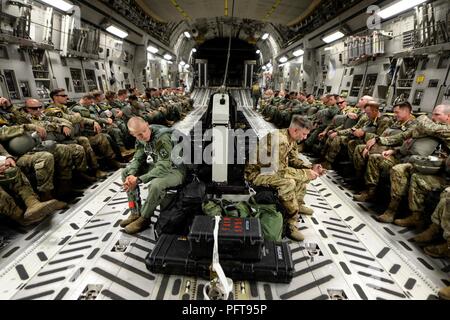 Stati Uniti Paracadutisti dell'esercito con 509a Reggimento di Fanteria, Fort Polk, Louisiana, sedersi a bordo di una C-17 Globemaster III dalla base comune Charleston, Carolina del Sud, 22 maggio 2018. Circa 15 C-17 Globemaster III aeromobile da base comune Charleston forniscono supporto airdrop per gli Stati Uniti Esercito 509a del Reggimento di Fanteria, Fort Polk, Louisiana, come parte integrante di una grande disponibilità di formazione esercizio, aria caduta di paracadutisti e apparecchiature critiche per simulare un giunto di immissione forzata del Global Response Force. Foto Stock