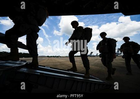 Stati Uniti Paracadutisti dell'esercito con 509a Reggimento di Fanteria, Fort Polk, Louisiana, a bordo di una C-17 Globemaster III dalla base comune Charleston, Carolina del Sud, 22 maggio 2018. Circa 15 C-17 Globemaster III aeromobile da base comune Charleston forniscono supporto airdrop per gli Stati Uniti Esercito 509a del Reggimento di Fanteria, Fort Polk, Louisiana, come parte integrante di una grande disponibilità di formazione esercizio, aria caduta di paracadutisti e apparecchiature critiche per simulare un giunto di immissione forzata del Global Response Force. Foto Stock