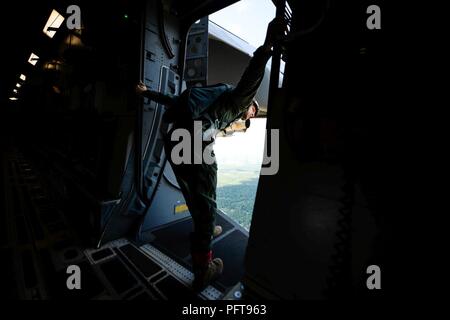 Un U.S. Esercito jump master con 509a Reggimento di Fanteria, Fort Polk, Louisiana, cancella la porta di truppa dopo la conduzione di una static-line Parachute Jump, 22 maggio 2018. Circa 15 C-17 Globemaster III aeromobile da base comune Charleston, Carolina del Sud, fornire supporto airdrop per gli Stati Uniti Esercito 509a del Reggimento di Fanteria, Fort Polk, Louisiana, come parte integrante di una grande disponibilità di formazione esercizio, aria caduta di paracadutisti e apparecchiature critiche per simulare un giunto di immissione forzata del Global Response Force. Foto Stock