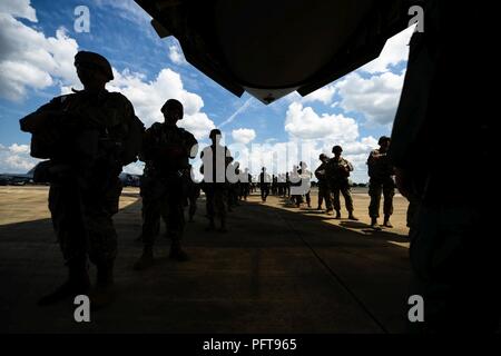 Stati Uniti Paracadutisti dell'esercito con 509a Reggimento di Fanteria, Fort Polk, Louisiana, a bordo di una C-17 Globemaster III dalla base comune Charleston, Carolina del Sud, 22 maggio 2018. Circa 15 C-17 Globemaster III aeromobile da base comune Charleston forniscono supporto airdrop per gli Stati Uniti Esercito 509a del Reggimento di Fanteria, Fort Polk, Louisiana, come parte integrante di una grande disponibilità di formazione esercizio, aria caduta di paracadutisti e apparecchiature critiche per simulare un giunto di immissione forzata del Global Response Force. Foto Stock