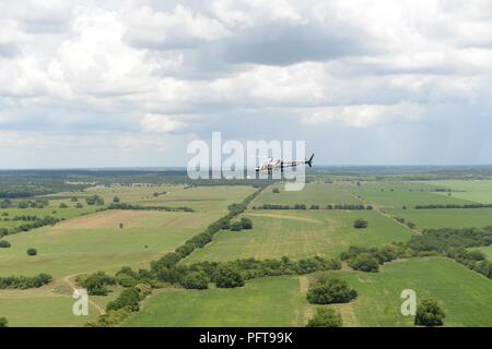 Un Texas Dipartimento della Pubblica Sicurezza elicottero vola al fianco di Texas National Guard per aeromobili durante le missioni di salvataggio su maggio 21, 2018 come parte di Texas' più grande ricerca e salvataggio di esercizio. L'esercizio coinvolti 20 elicotteri, 24 agenzie e oltre 200 persone. Foto Stock