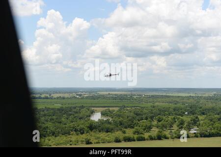 Un Texas Dipartimento della Pubblica Sicurezza elicottero vola al fianco di Texas National Guard per aeromobili durante le missioni di salvataggio su maggio 21, 2018 come parte di Texas' più grande ricerca e salvataggio di esercizio. L'esercizio coinvolti 20 elicotteri, 24 agenzie e oltre 200 persone. Foto Stock