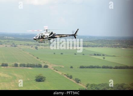 Un Texas Dipartimento della Pubblica Sicurezza elicottero vola al fianco di Texas National Guard per aeromobili durante le missioni di salvataggio su maggio 21, 2018 come parte di Texas' più grande ricerca e salvataggio di esercizio. L'esercizio coinvolti 20 elicotteri, 24 agenzie e oltre 200 persone. Foto Stock