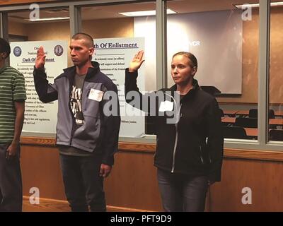 Nate e Irene Miller di Geauga County, Ohio prestare giuramento insieme Maggio 25, 2018 all'ingresso militare stazione di lavorazione in Cleveland. Il giovane, sposato per quattro anni, arruolato insieme nell'Ohio Army National Guard e sono pianificati per andare alla formazione di base nel mese di ottobre e verrà assegnato al 1484th Transportation Company, con sede in North Canton, Ohio. Foto Stock