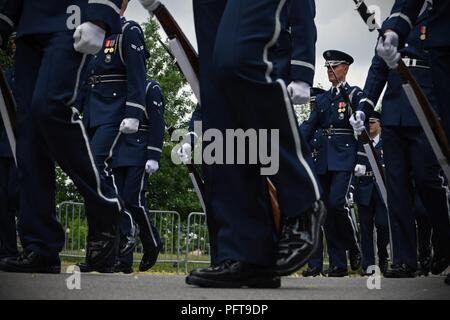 Stati Uniti Air Force guardia d'onore ai membri marzo nella formazione durante la Indianapolis 500 Festival Parade, 26 maggio 2018. Migliaia di persone hanno rivestito per la strada per la sfilata che ha avuto luogo un giorno prima il 102º Indianapolis 500. Foto Stock