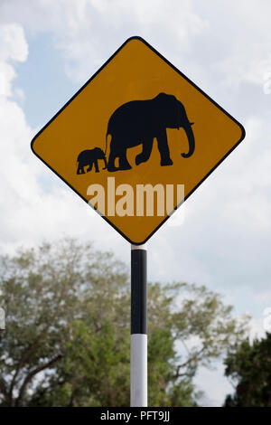 Sri Lanka, Provincia del Nord Est, Pothuvil, elefante segno di attraversamento Foto Stock