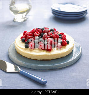 Cheesecake al limone guarnita con frutti di bosco freschi Foto Stock