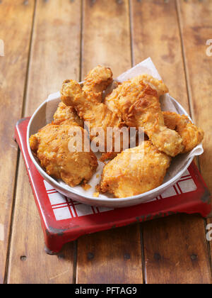 Pollo fritto gambe e le ali Foto Stock