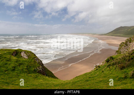 Le onde e il vento a Rhossili beach sulla South Wales coast Foto Stock