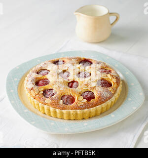 Torta di prugne e rabboccato con pasta di mandorle e zucchero a velo Foto Stock