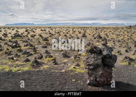 Pile o cairns di roccia nel deserto Mýrdalssandur, a Laufskalavarda, tradizionalmente a sinistra per garantire una buona fortuna per i viaggiatori. I turisti ancora pila ro Foto Stock