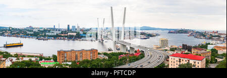 Vista panoramica sul Zolotoy Golden Bridge è sospeso con cavi di ponte attraverso la Zolotoy Rog o Golden Horn a Vladivostok, Russia Foto Stock