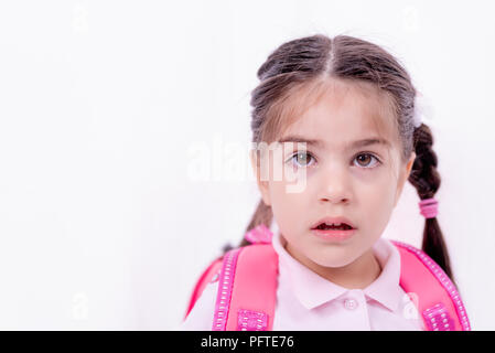 Ritratto di carino adorabile bambina in uniforme scolastica.messa a fuoco selettiva e piccole profondità di campo. Foto Stock