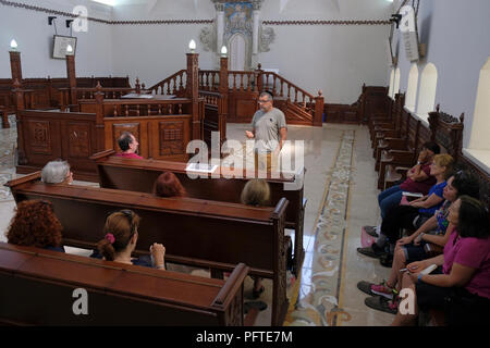 Prof. Yohanan Petrovsky-Shtern storico ebraico, dà una lezione ai partecipanti di ROOTKA tour agency che si specializzano in tour del patrimonio ebraico in Europa orientale all'interno della rinnovata sinagoga del 17th ° secolo nella città di Sataniv, che un tempo era casa di una grande comunità ebraica ed è stato annientato, brutalmente, Dai tedeschi durante la seconda guerra mondiale nel raion di Horodok, Khmelnytskyi Oblast, Ucraina. Foto Stock