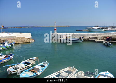 Grecia - isola di Kasos. Piccole barche da pesca nel vecchio porto. Foto Stock