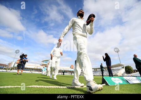 India capitano Virat Kohli conduce la squadra fuori dal campo alla fine della partita durante il giorno cinque della Specsavers terzo Test match a Trent Bridge, Nottingham. Stampa foto di associazione. Picture Data: mercoledì 22 agosto, 2018. Vedere PA storia CRICKET Inghilterra. Foto di credito dovrebbe leggere: Mike Egerton/filo PA. Restrizioni: solo uso editoriale. Nessun uso commerciale senza il previo consenso scritto da parte della BCE. Immagine ancora utilizzare solo. Assenza di immagini in movimento per emulare broadcast. Non rimuovere od oscurare del logo dello sponsor. Foto Stock