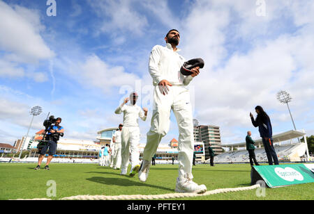 Il Capitano indiano Virat Kohli guida la squadra fuori campo alla fine della partita durante il quinto giorno della terza prova di Specsaver a Trent Bridge, Nottingham. PREMERE ASSOCIAZIONE foto. Data immagine: Mercoledì 22 agosto 2018. Vedi storia della PA CRICKET England. Il credito fotografico dovrebbe essere: Mike Egerton/PA Wire. Foto Stock