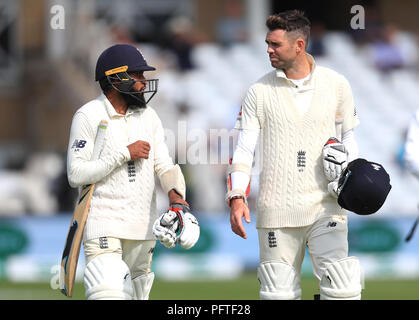 L'Inghilterra del Adil Rashid (sinistra) e James Anderson (destra) passeggiate fuori dal campo alla fine della partita durante il giorno cinque della Specsavers terzo Test match a Trent Bridge, Nottingham. Stampa foto di associazione. Picture Data: mercoledì 22 agosto, 2018. Vedere PA storia CRICKET Inghilterra. Foto di credito dovrebbe leggere: Mike Egerton/filo PA. Restrizioni: solo uso editoriale. Nessun uso commerciale senza il previo consenso scritto da parte della BCE. Immagine ancora utilizzare solo. Assenza di immagini in movimento per emulare broadcast. Non rimuovere od oscurare del logo dello sponsor. Foto Stock