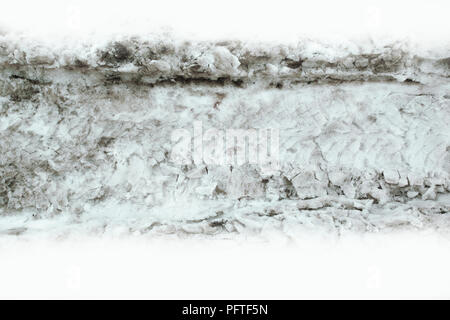 Tracce di diversi pneumatici per auto sulla neve sporca. Sfondo astratto, tessitura Foto Stock