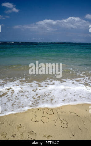 Anno Nuovo 2019 è venuta concetto - iscrizione 2018 e 2019 su una spiaggia di sabbia, l'onda sta iniziando a coprire le cifre 2018. Spazio di copia, piana, laici top Foto Stock