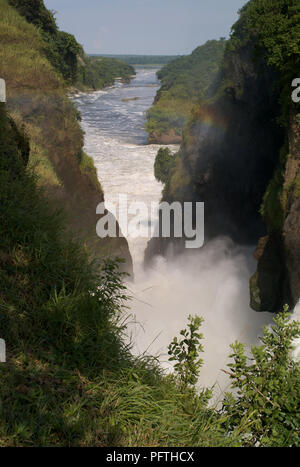 Cascata Con Arcobaleno - Murchison Falls, Fiume Nilo, Uganda Foto Stock