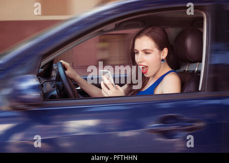 Donna alla guida di auto distratto dal suo cellulare, sms e la guida Foto Stock