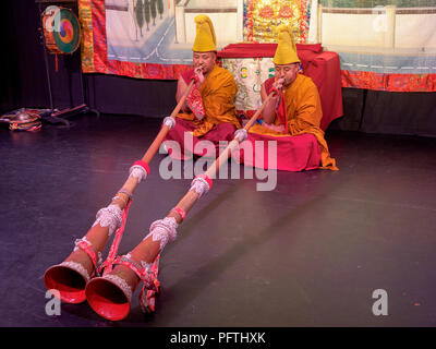 Monaci buddisti tibetani la riproduzione di corna in corrispondenza di un evento durante il Festival di Edimburgo Foto Stock