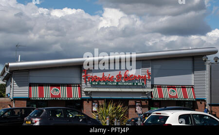 Falkirk, Regno Unito - Agosto 09 2018: l'entrata di Frankie e Bennys ristorante nel centro di Retail Park Foto Stock