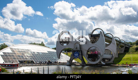 Falkirk, Regno Unito - Agosto 09 2018: Il Falkirk Wheel meccanico di sollevamento sul canale che collega il Union Canal al canale di Forth e Clyde Foto Stock