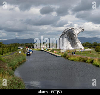 Falkirk, Regno Unito - Agosto 09 2018: i turisti intorno al Kelpies - una coppia di grande testa di cavallo statue realizzate in acciaio inossidabile dello scultore e Foto Stock