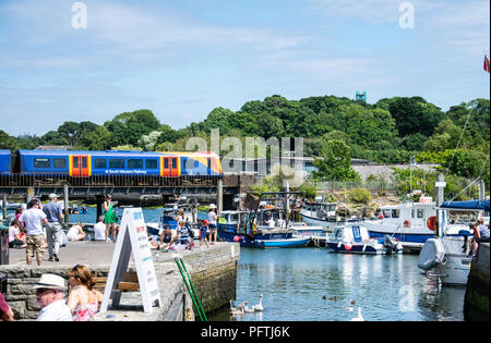 Lymington, Regno Unito - 22 Luglio 2018: Un South Western treno attraversa le vie dietro al porto a Lymington pier station Foto Stock