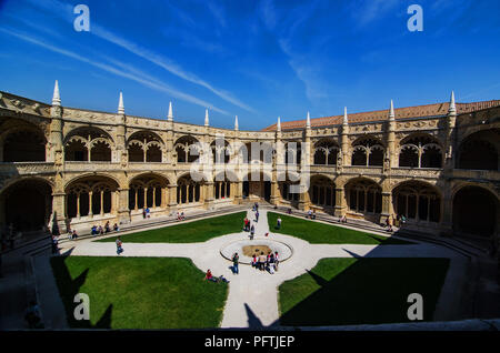 I chiostri al Monastero dos Jerónimos (Mosteiro dos Jerónimos), Belem, Lisbona, Portogallo Foto Stock