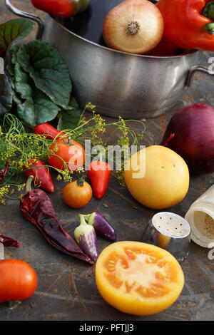 Fresco di pepe rosso e la cipolla nel recipiente con il pomodoro, aneto, mangold e Cile sul ferro backgrownd Foto Stock