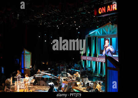 Folla seduto all'interno del grand ole opry Nashville Tennessee Foto Stock