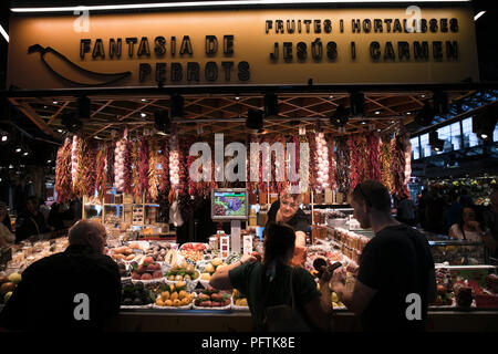 Frutta e verdura store al Mercato di Boqueria Barcellona Foto Stock