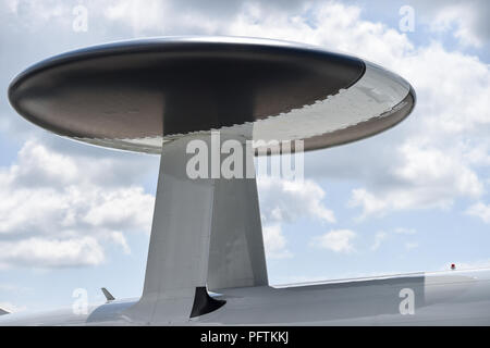 Enorme antenna radar su un aereo militare Foto Stock