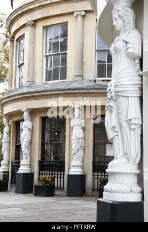 Victorian cariatidi a Cheltenham, Gloucestershire, Inghilterra Foto Stock