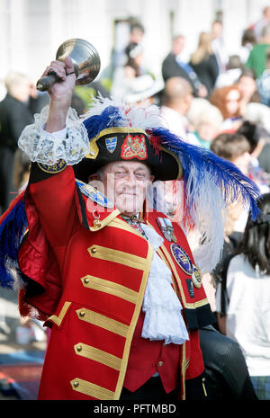 Il town crier Tony Appleton (ufficialmente di Romford, Essex) in Windsor il giorno delle nozze del principe Harry & Meghan Markle Foto Stock