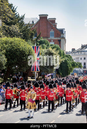 La banda delle guardie irlandesi in Windsor il giorno delle nozze del principe Harry & Meghan Markle con royal fans di rivestimento del High Street Foto Stock