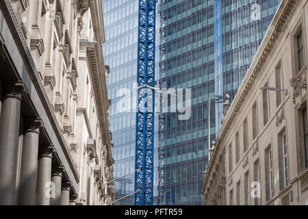 Architettura di vecchio e nuovo sviluppo alto sviluppo a 22 Bishopsgate nella città di Londra - la capitale del distretto finanziario, il 21 agosto 2018, a Londra, in Inghilterra. 22 Bishopsgate è un grattacielo Commerciale in costruzione a Londra, Regno Unito. Si occupano un importante sito su Bishopsgate, nella città di Londra il distretto finanziario ed è impostata su stand 278 metri con 62 piani. Il progetto sostituisce un precedente piano per un 288 m torre denominata il Pinnacle, su la cui costruzione fu iniziata nel 2008 ma sospesa nel 2012 dopo la grande recessione, Foto Stock