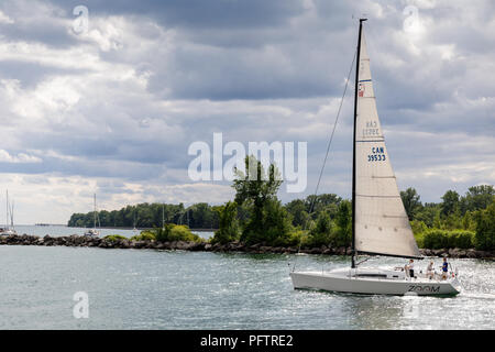 Barca a vela presa intorno Toronto Islands. Foto Stock