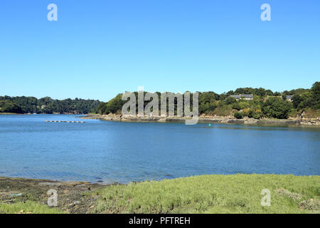 Fiume Jaudy da Place du General du Gaulle, Treguier, Cotes d'Armor Bretagna, Francia Foto Stock