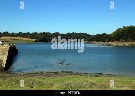 Fiume Jaudy da Place du General du Gaulle, Treguier, Cotes d'Armor Bretagna, Francia Foto Stock