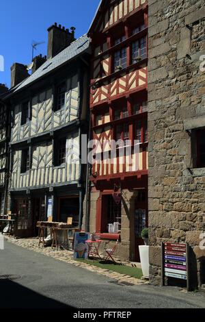 Edifici medievali in Rue Ernest Renan, Treguier, Cotes d'Armor Bretagna, Francia Foto Stock